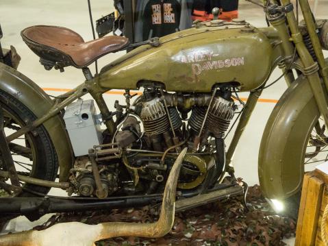 Harley-Davidson 1925 JDCB. Vain akkukotelo on uusittu, ja sekin maalataan pyörän väriseksi.