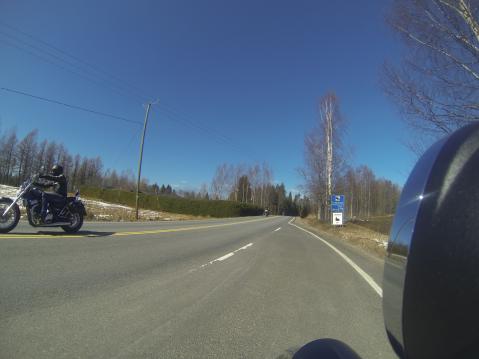 Alavudenseudun Moottoripyöräilijät, kuvaa tien päältä, kuvaaja Mikko Ahinko