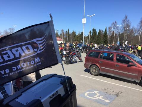 Oulu-Mc:n vappuajot 2017 Oulu. Motorg/Oulu valmistautui Haapalehdon Shellillä mukaan paraatiin. Kuva Jyrki Kallunki.