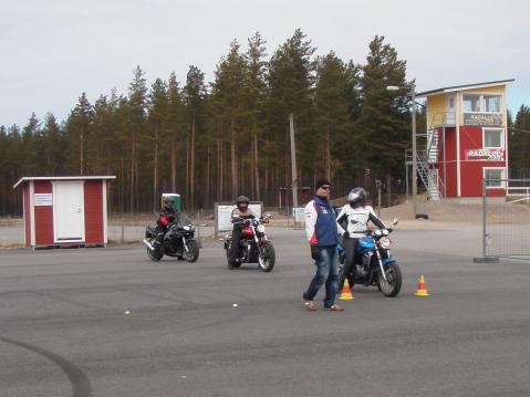 Satu Mäkipelto Kawasakilla ensimmäisenä jonossa. Sitten Päivi ja Minna Triumphilla. Ladyt ovat odottelemassa vuoroaan hidasajoon/pujotteluun.