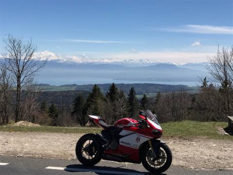 'Tämä pysähdypaikka on mun työmatkalla täällä Sveitsissä. Mont Blanc jossain taustalla.' Kuva Vesa Ruokanen
