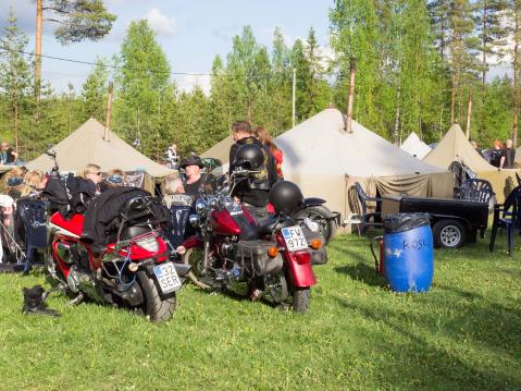 Rutakkoon osallistujat eivät pelkää telttamajoitusta. Kuva vuodelta 2017.