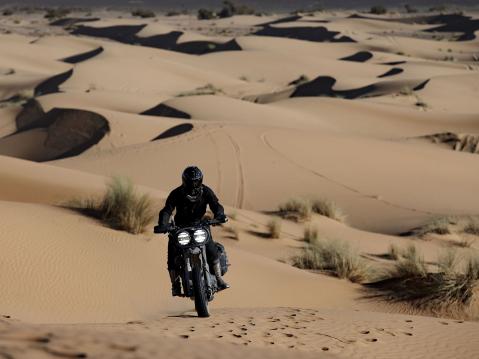 El Solitarion Desert Wolvesille rakentama offroad Harley-Davidson 1200 Roadster aavikolla. Kuva otettu Marokossa.