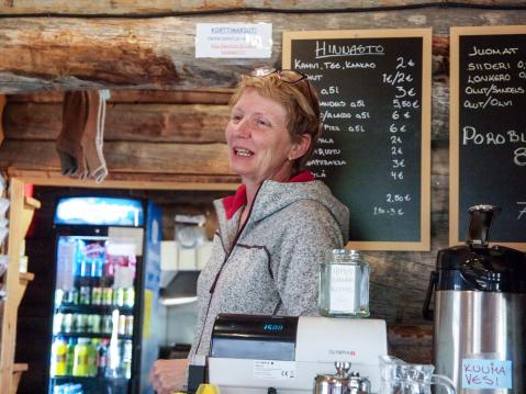 Kahvilan uudelle omistajalle Tiina Koivistolle kahvilanpito Kutturassa on tervetullutta vaihtelua talviselle työlle.