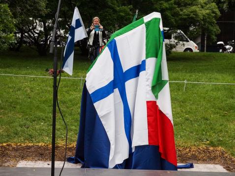 Patsasta peittivät Suomen ja Italian liput.