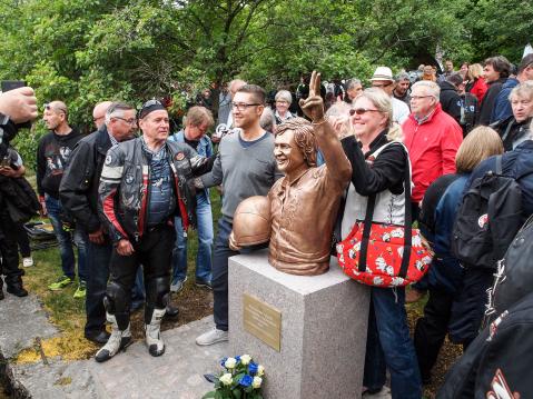 Ihmiset jonottivat paljastustilaisuuden jälkeen myös yhteiskuvaan Elia Alunni Tullinin ja Jarnon patsaan kanssa. 