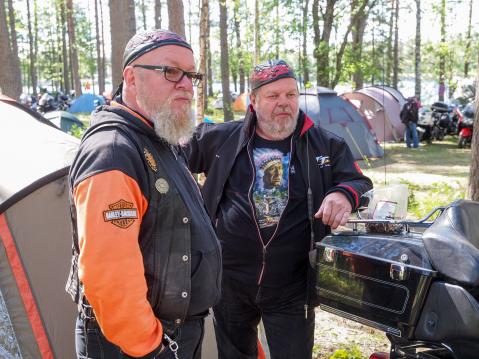 Vasemmalta: Veli-Matti ja Pekka Ryttyläinen varasivat saman paikan teltalleen kuin viime vuonnakin.