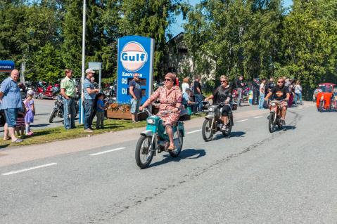 Kauvatsan mopokokoontuminen oli siis mopedien juhlaa. Kuva: Antti-Jukka Tuomela.