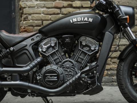 Mallivuoden 2018 Indian Scout Bobber. Mustaa.