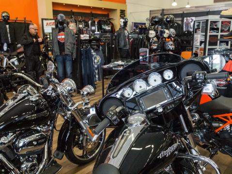 Harley-Davidson myymälässä on tietysti myös uusia Harrikoita.