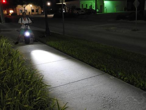 Pyörässä on LED-valot.