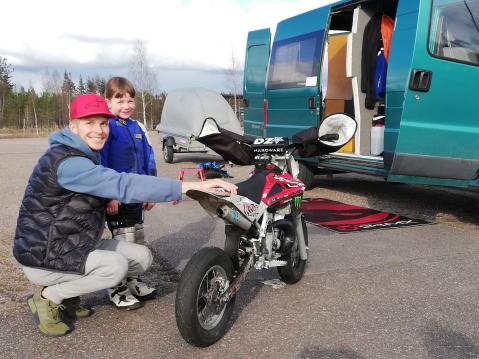 Kuvassa Niki Tuuli ja Iina 5 vuotta. Molemmat ovat aloittaneet ajamisen Saarlammen kartingradalla ja ajavat radalla edelleen, kertoo Jari Suikkanen.