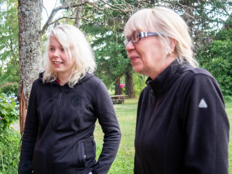 Jenna Janatuinen (vas) ja Jaana Luostarinen tulivat yhdessä Ripsiralliin ja saavat samalla viettää äiti-tytär -laatuaikaa.