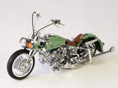 Bricksonwheelsin rakentama Harley-Davidson Softail custom Kalifornian tyyliin.