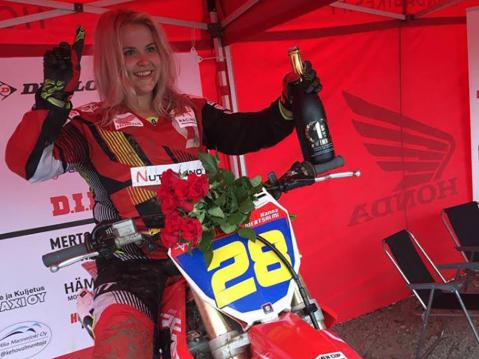 Hanna Mertsalmi oli iloinen saavutettuaan mestaruuden jo ennen kauden finaalia. Kuva: VA-racing.
