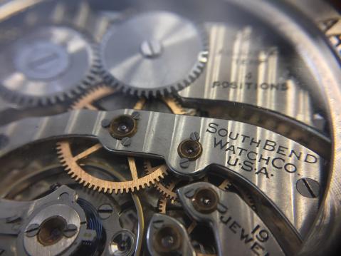 Vorticin South Bendin valmistamasta taskukellosta restauroima uniikki Harley-Davidson-kello.