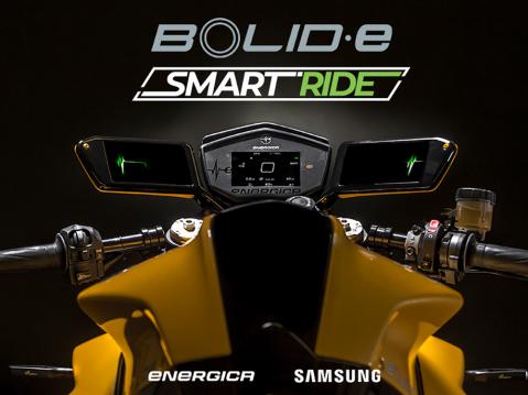 Energica Bolid-E ja kaksi Samsung Galagya taustapeileina.
