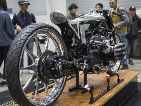 Japanilaisen Custom Works Zonin rakentama Departed, jossa moottorina on BMW:n 1800-kuutioisen bokserimoottorin prototyyppi.