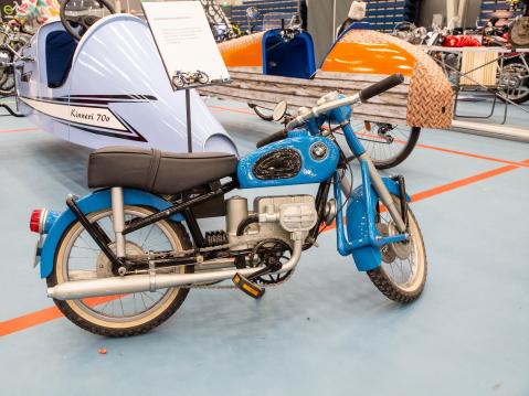 Olavi Peurosen tekemä metallirunkoinen, puuverhoiltu käsityönä tehty 3 vaihteinen lasten BMW replika -polkupyörä.