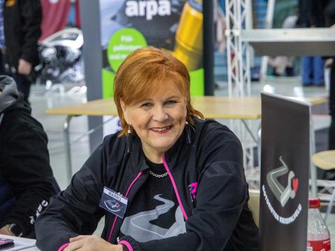 Marja Suominen edustamassa Motoristien Kriisiapua toukokuun alussa Kuopion Mp-näyttelyssä.
