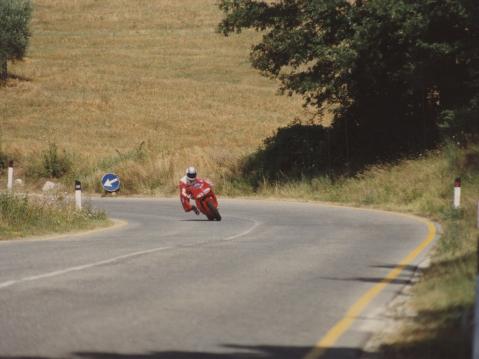 Massimo Tamburini ja Ducati 916 testiajossa.