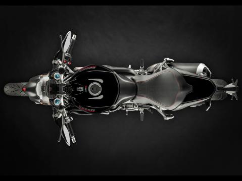 2020 Ducati Monster 1200 S, mustaa mustalla.