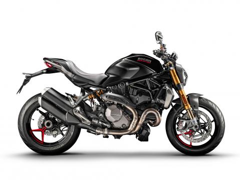 2020 Ducati Monster 1200 S, mustaa mustalla.