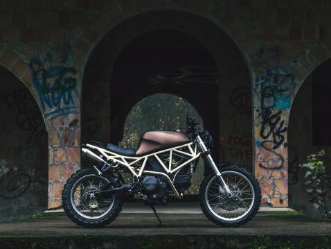 LL Motorcyclesin rakentama Ducati SS750 Scrambler. Trellisrunko jatkuu takavaloon asti.