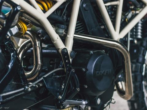 LL Motorcyclesin rakentama Ducati SS750 Scrambler. Trellisrunko jatkuu takavaloon asti.