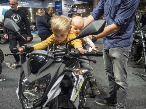 Tulevaisuuden motoristeja? Todennäköisesti, sillä Miko ja Luka Söderin molemmat vanhemmat ajavat.