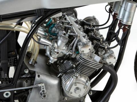 1965 4-sylinterinen 125-kuutioinen Ducatin GP-raaseri. Millainenkohan moottori mahtaa olla säätää?