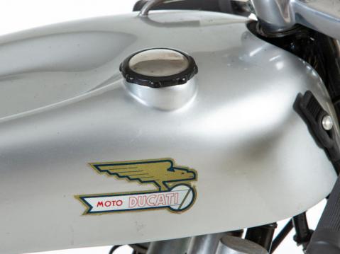 1965 4-sylinterinen 125-kuutioinen Ducatin GP-raaseri.