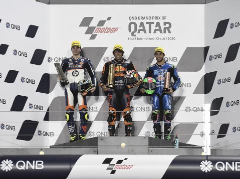 Moto2-podium Qatarissa. Vasemmalta: Baldassarri, Nagashima ja Bastianini.