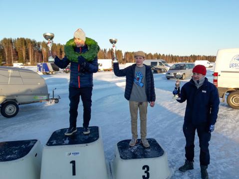 A250: Mika Kallio ja Ossi Rantala podiumilla.