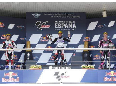 Moto3:n podiumilla vasemmalta: Ogura, Arenas ja Arbolino.