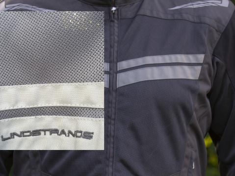 Lindstrandin takin etuosassa on paljon verkkomaiseksi kudottua polyesteria. Selkäpuolella on iso tuuletusaukko.