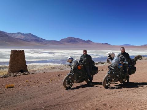 Ewan McGregor ja Charley Boorman Silolin autiomaassa Boliviassa.