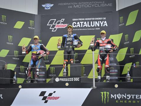 Moto2 podium vasemmalta: Lowes, Marini ja Di Giannantonio.