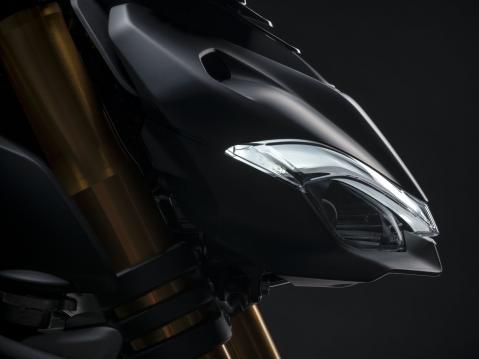 2021 Ducati V4 Streetfighter S Dark Stealth. Kenellä muulla tulee etulampusta mieleen H.R. Gigerin luoma Alien-hahmo...