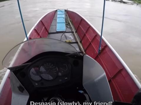Pelottava vesiston ylitys kapeassa veneessa moottoripyoran selassa.