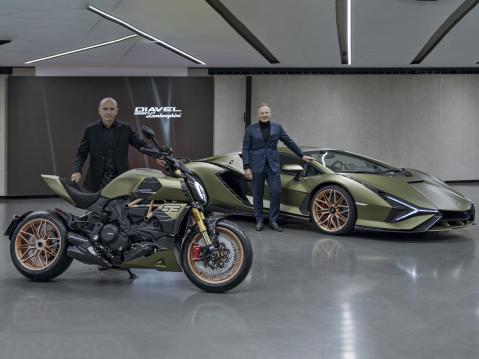 Andrea Ferraresi, Ducatin muotoilujohtaja vasemmalla, oikealla Mitja Borkert, Automobili Lamborghinin muotoilujohtaja ja itse luomukset.