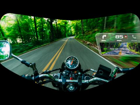 Cranium iC-R -älykypärän heijastusnäytölle voi tulla samanaikaisesti kuvaa takakameroista, navigointidataa ja myös valohälytykset takaa lähestyvistä ajoneuvoista.