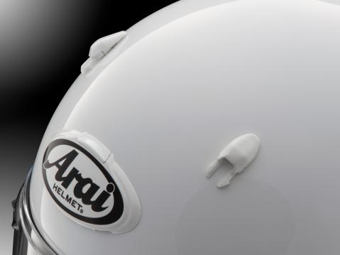 Kaksi ilman sisäänmenoaukoista sijaitsee Arain 3D-logossa ja kaksi kypärän päällä.