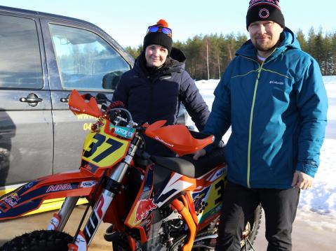 Kirsi Kainulainen pääsi ajamaan Mikko Huttusen pyörällä. Huttunen itse ajoi A450-luokassa. Kuva: Juha Harju