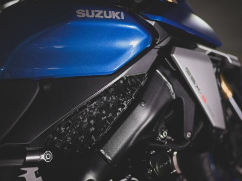 Vuosimallin 2021 Suzuki GSX-S1000 ja hieno cameopaneeli.