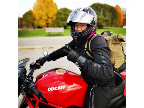 Johanna ja Ducati Monster 695.