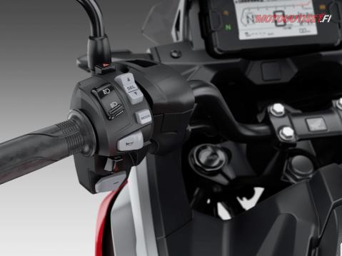 Honda NC750X:n vasen kahva valitsimineen. Musta mötikkä on käsijarru. Automaattivaihteistoisessa pyörässä kun vaihde ei ole päällä paikalla eli moottori ei jarruta.