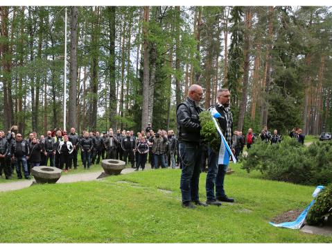Nurmeksessa laskettiin sankarihaudalle motoristien seppele. Kuva Timo Eronen.