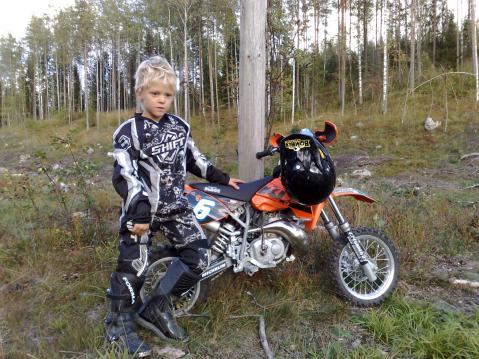Viisivuotias Lenni ensimmäisiä kertoja harjoittelemassa 50cc KTM crossipyörän kanssa metsäpoluilla Imatralla.