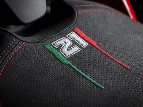 Ducati Panigale V2 Bayliss 1st Championship 20th Anniversary -erikoismalli. Istuimen neuleet muodostavat Italian lipun.
